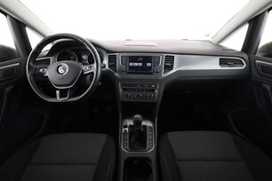 Interior frontal de la cabina desde el asiento trasero
