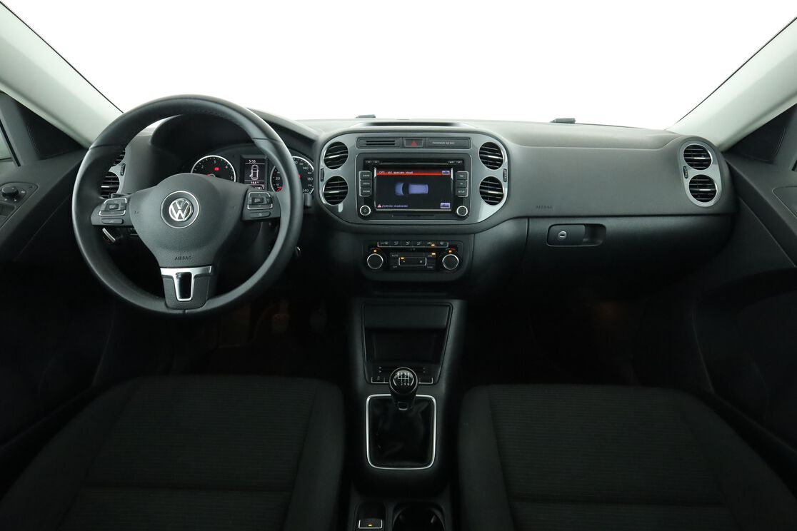 Interior frontal de la cabina desde el asiento trasero