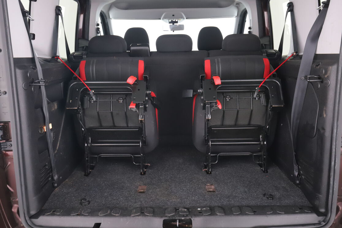 carDetails.imgAlt.interior.9