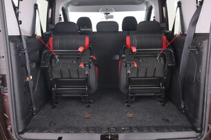 carDetails.imgAlt.interior.9