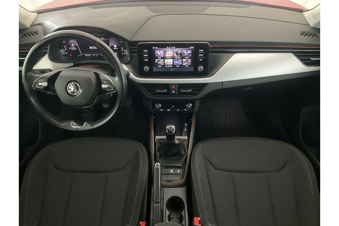 Interno anteriore dell'abitacolo, dal sedile posteriore