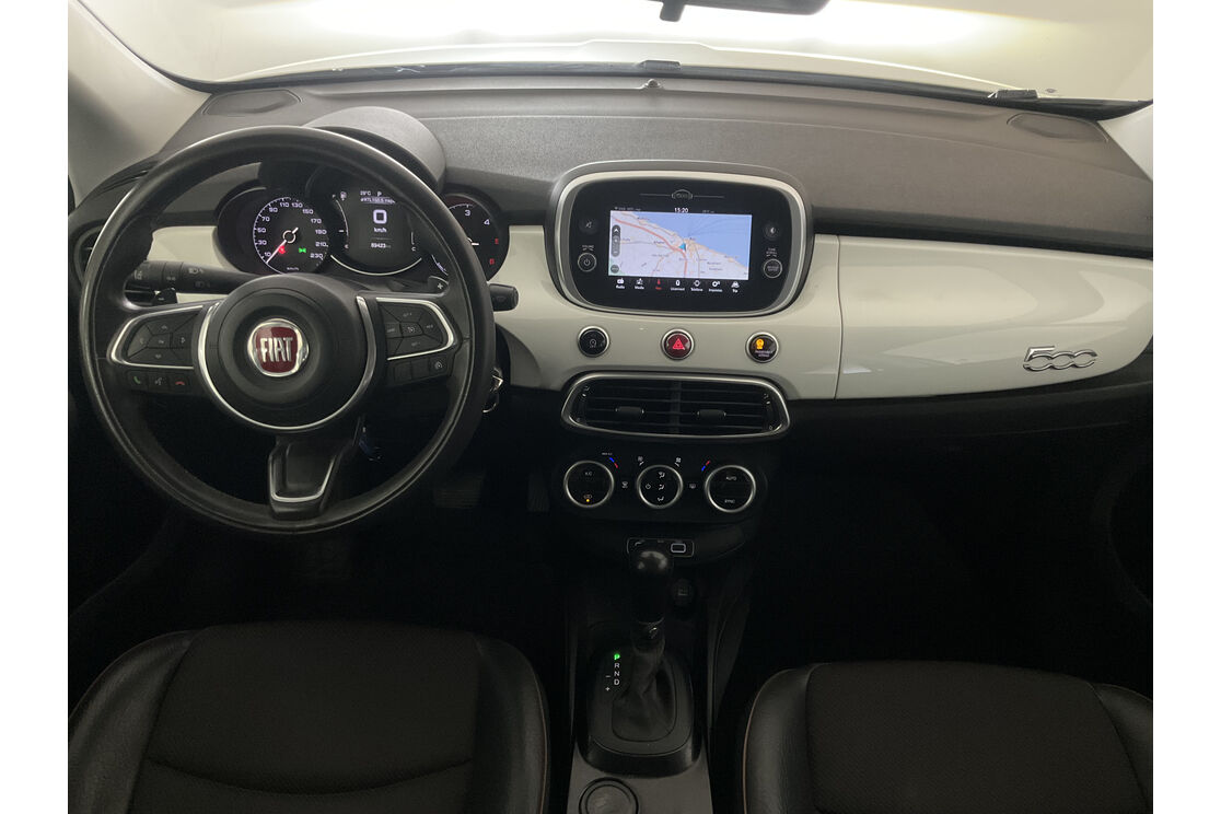 Interno anteriore dell'abitacolo, dal sedile posteriore