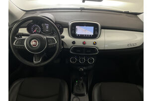 Interno anteriore dell'abitacolo, dal sedile posteriore