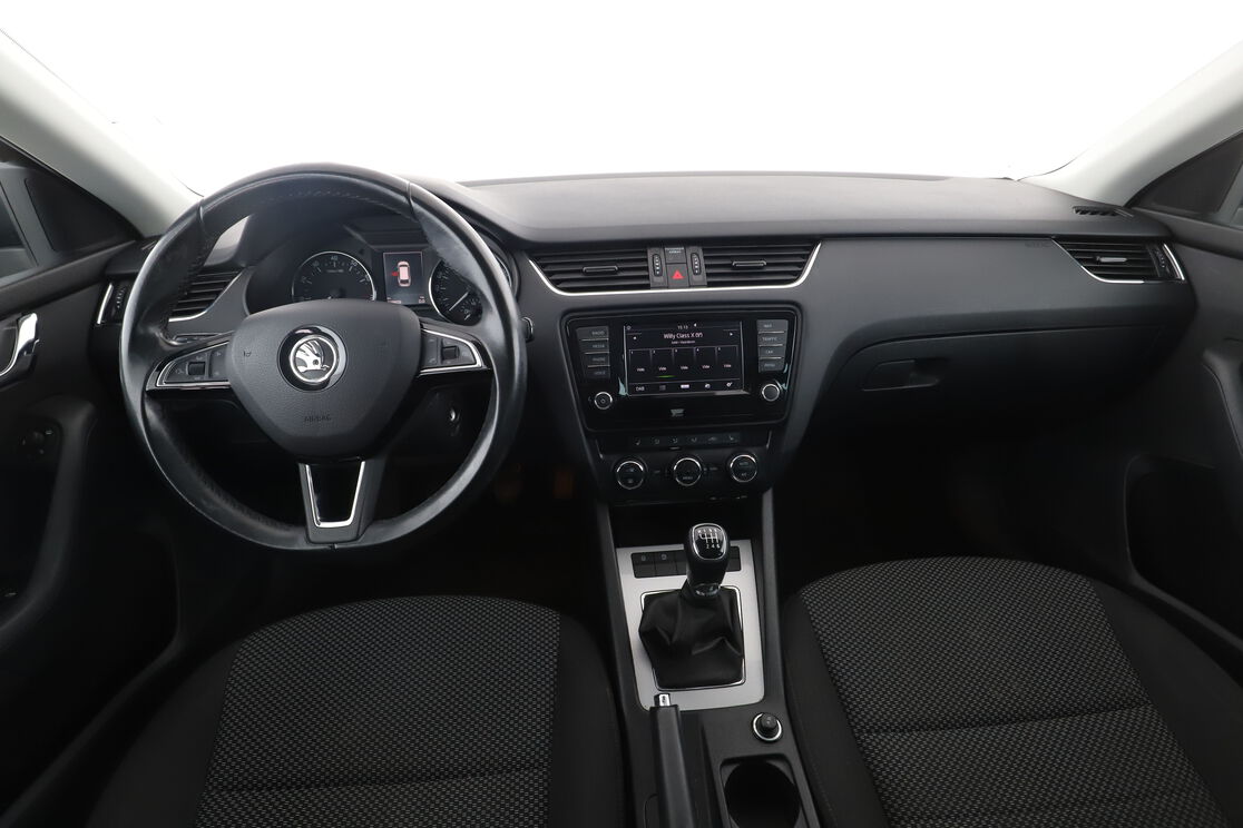 Interieur voorzijde gezien vanaf de achterbank