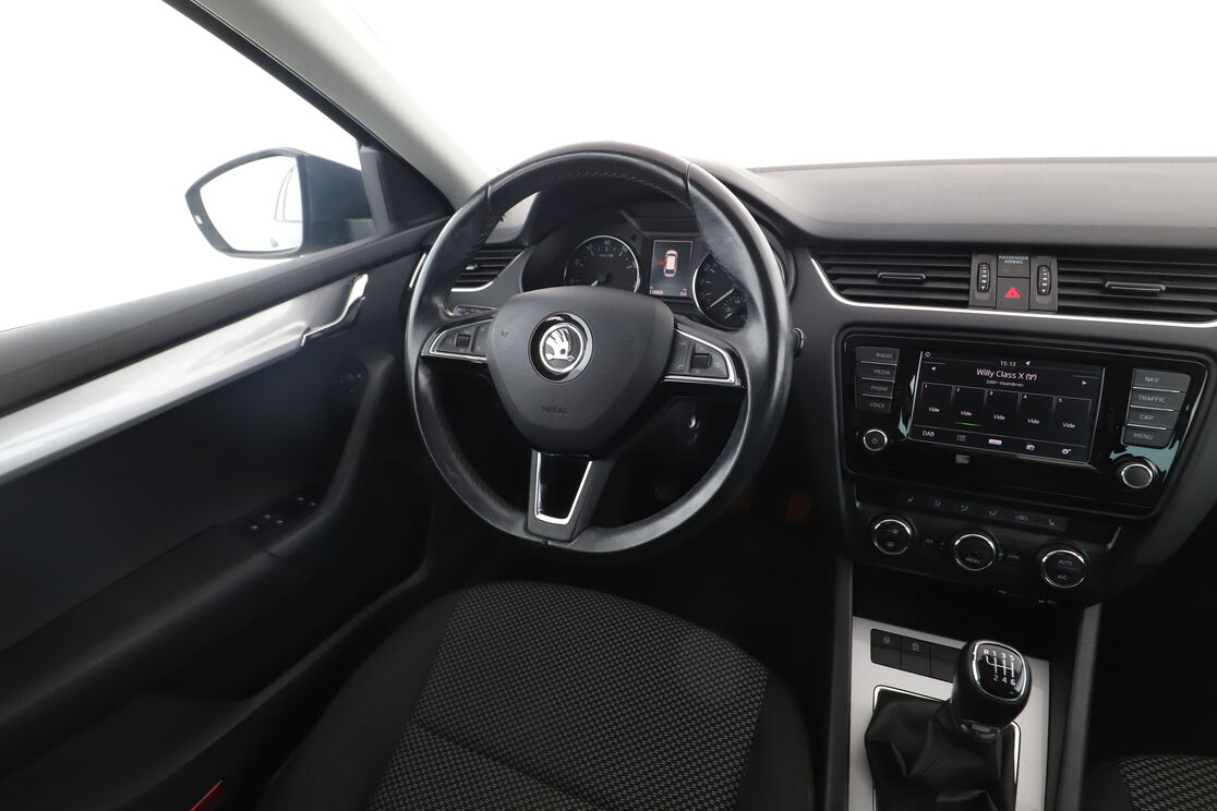 Interieur bestuurderszijde vanaf de achterbank