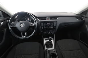 Interieur voorzijde gezien vanaf de achterbank