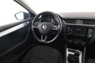 Interieur bestuurderszijde vanaf de achterbank