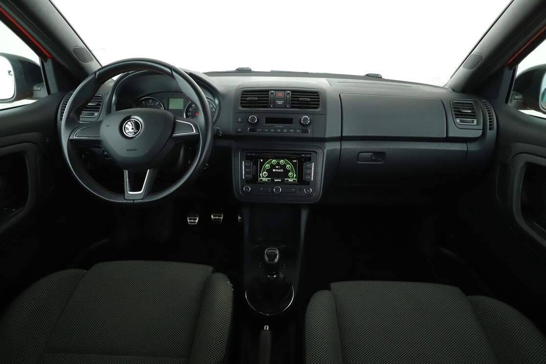 Vorderseite des Innenraums des Cockpits vom Rücksitz aus