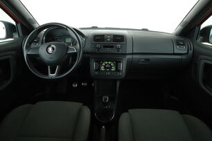 Vorderseite des Innenraums des Cockpits vom Rücksitz aus