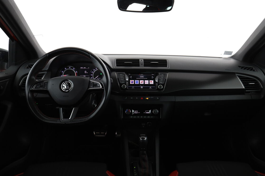 Intérieur avant de l'habitacle depuis le siège arrière