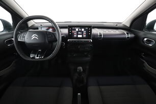 Interior frontal de la cabina desde el asiento trasero