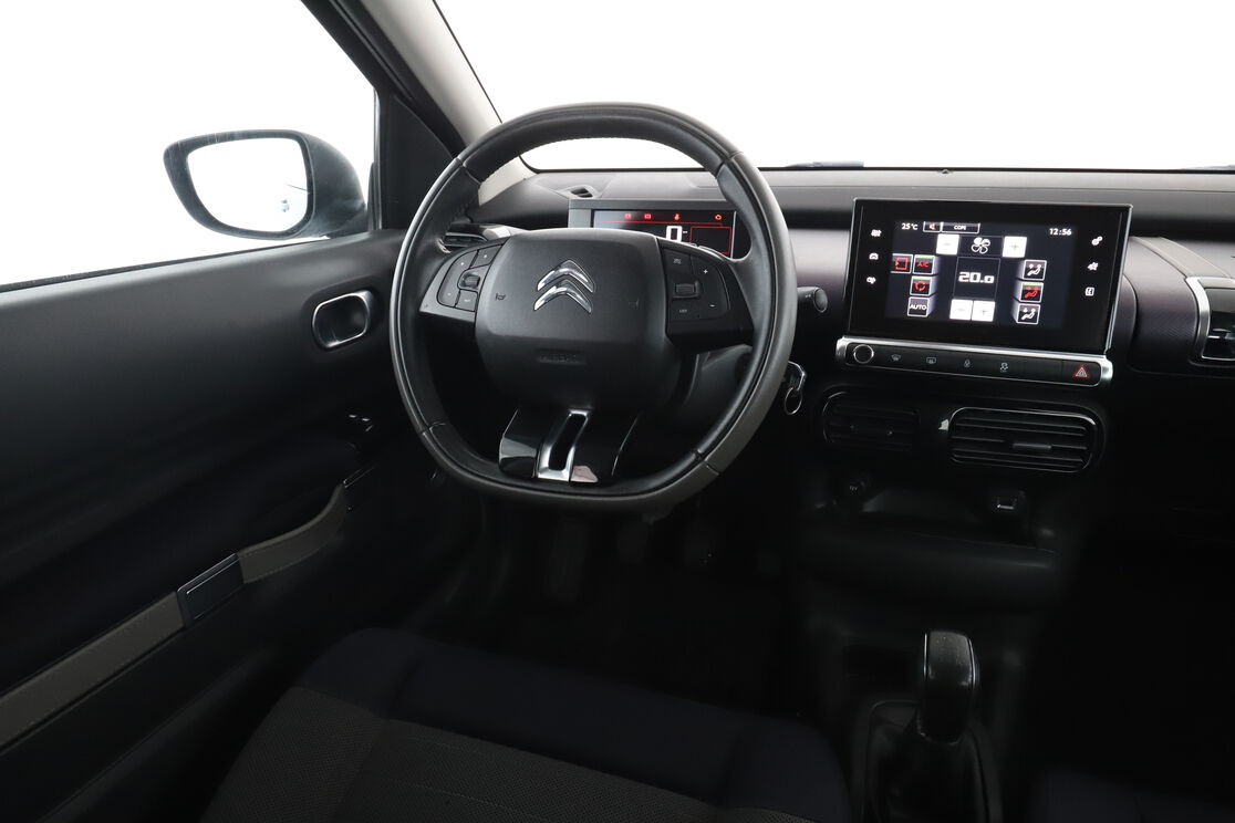 Interior lado del conductor desde el asiento trasero