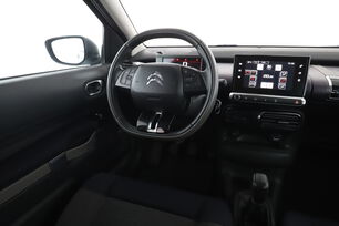 Interior lado del conductor desde el asiento trasero