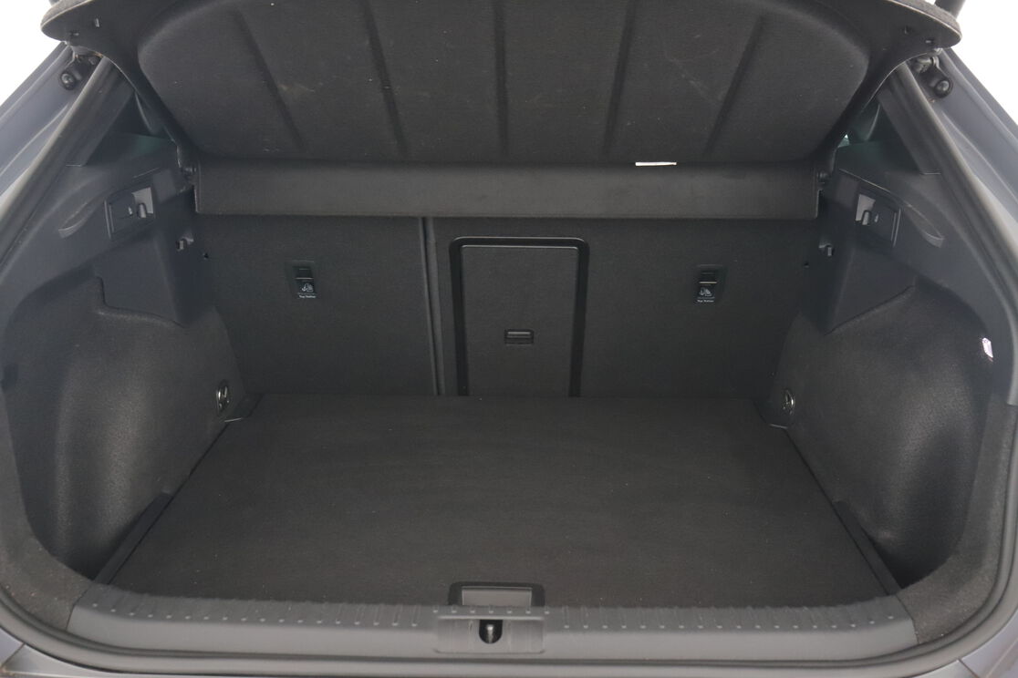 carDetails.imgAlt.interior.9