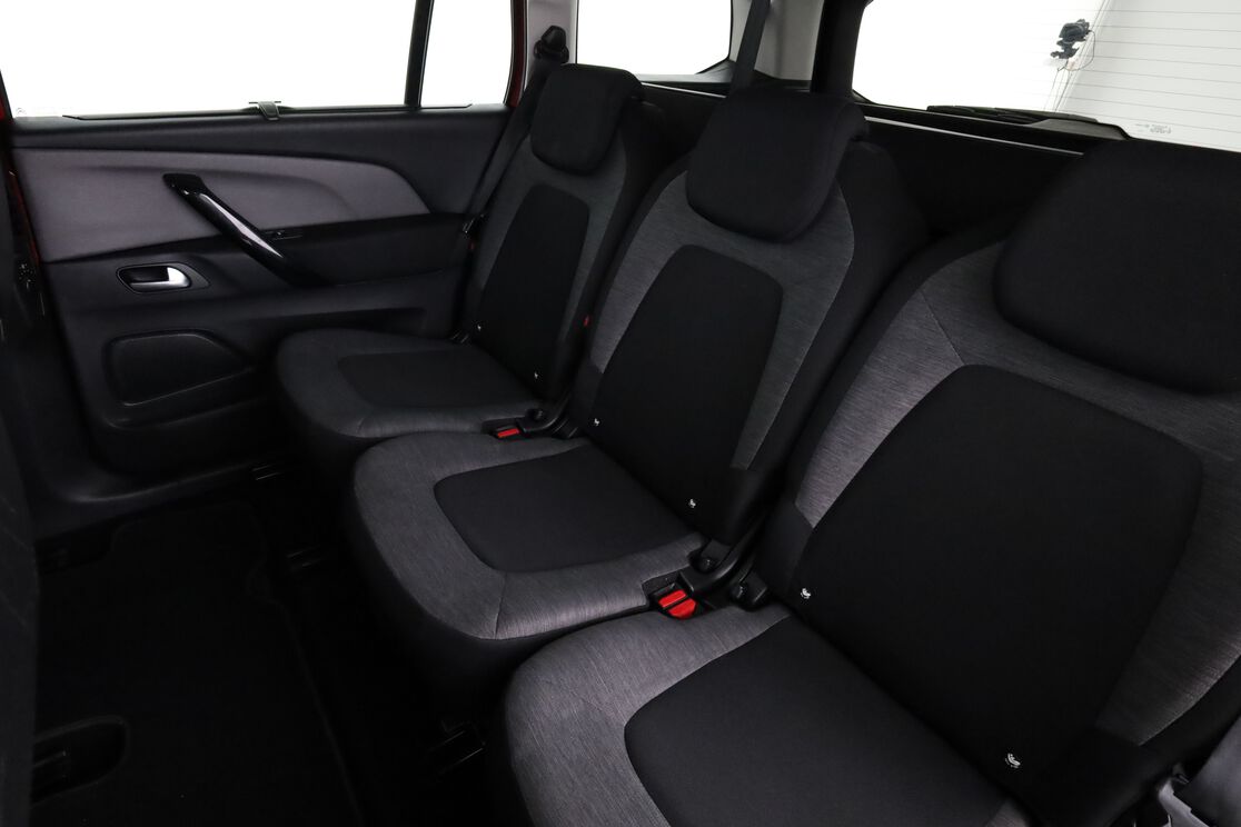 Interior asientos traseros lado del conductor