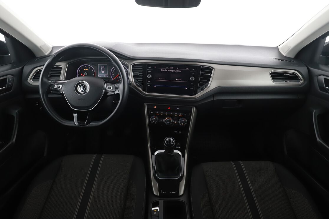 Vorderseite des Innenraums des Cockpits vom Rücksitz aus