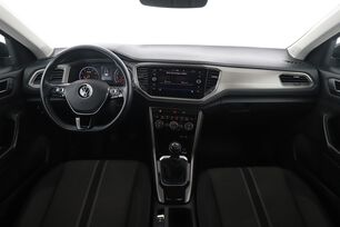 Vorderseite des Innenraums des Cockpits vom Rücksitz aus