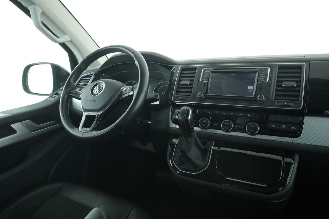 Innenraum der Fahrerseite vom Rücksitz