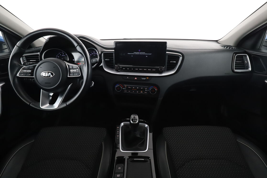 Interior frontal de la cabina desde el asiento trasero