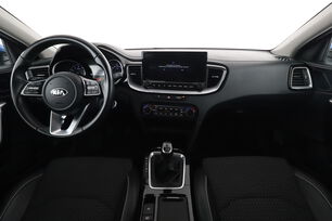 Interior frontal de la cabina desde el asiento trasero