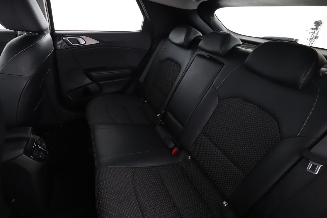 Interior lado del conductor desde el asiento trasero