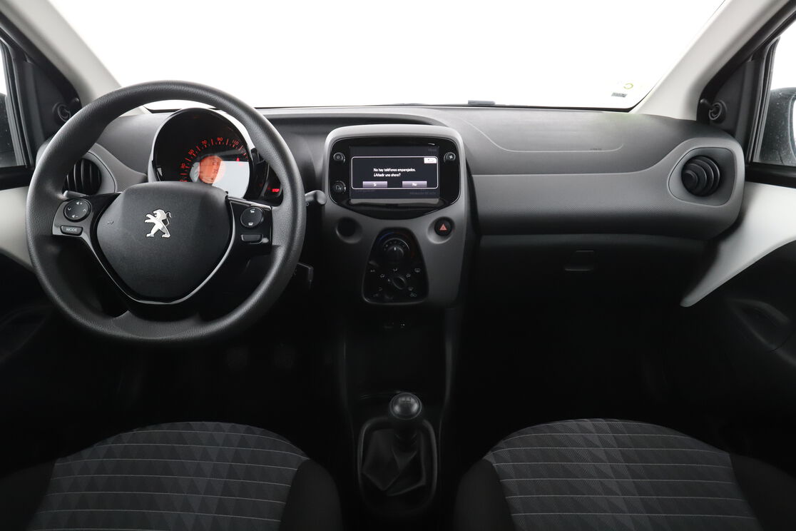 Interior frontal de la cabina desde el asiento trasero