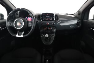 Interior frontal de la cabina desde el asiento trasero