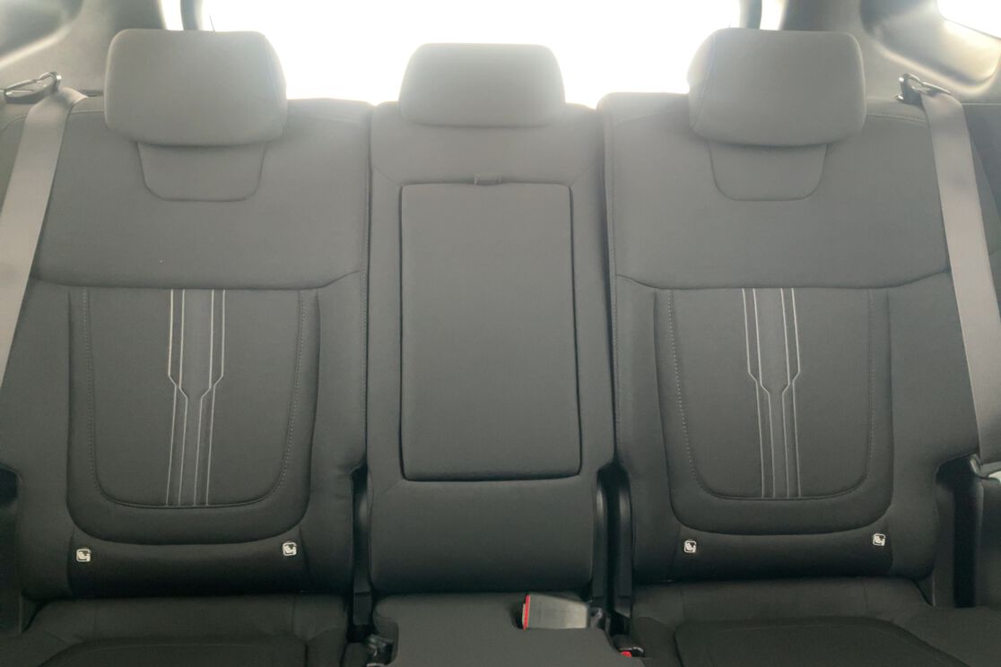 carDetails.imgAlt.interior.14