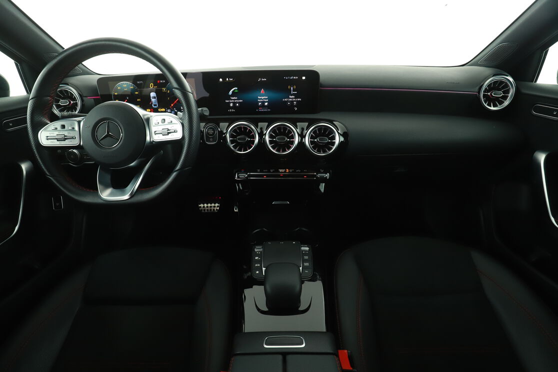Vorderseite des Innenraums des Cockpits vom Rücksitz aus