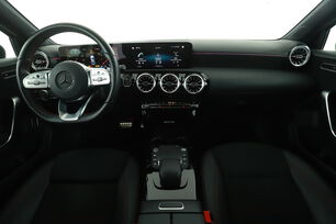 Vorderseite des Innenraums des Cockpits vom Rücksitz aus