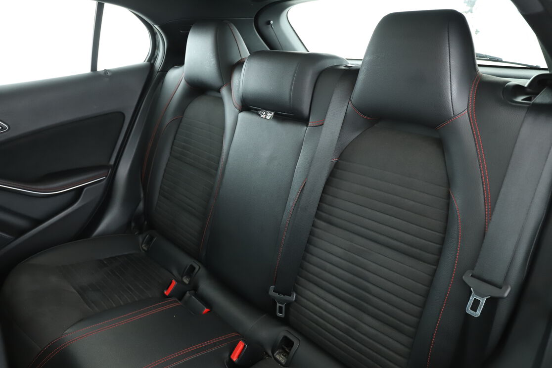 Intérieur sièges arrière depuis le côté conducteur