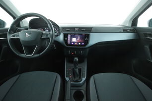 Vorderseite des Innenraums des Cockpits vom Rücksitz aus