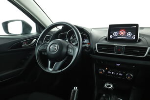 Innenraum der Fahrerseite vom Rücksitz