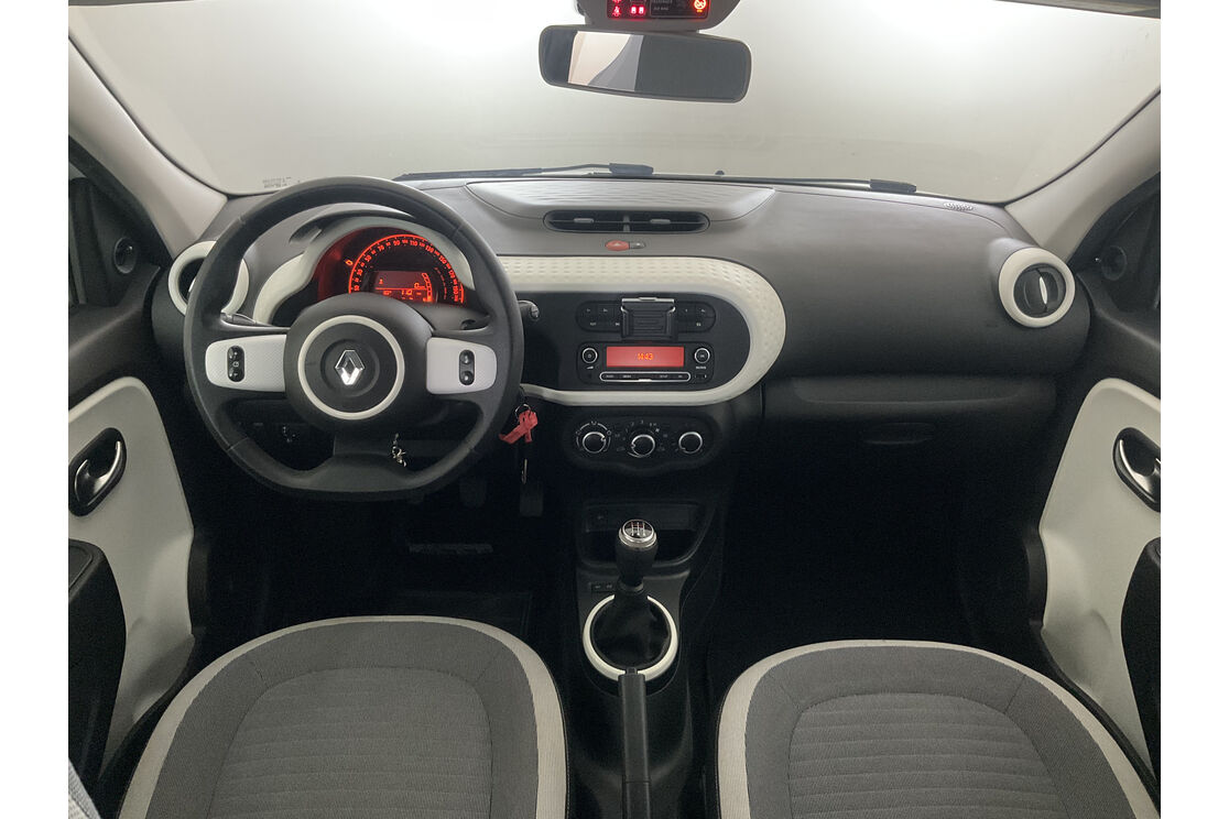 Interno anteriore dell'abitacolo, dal sedile posteriore