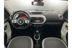 Interno anteriore dell'abitacolo, dal sedile posteriore