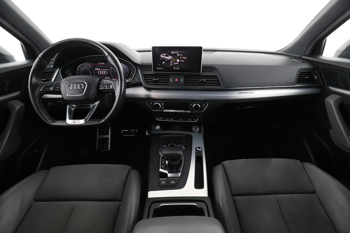 Främre interiör sett från baksätet