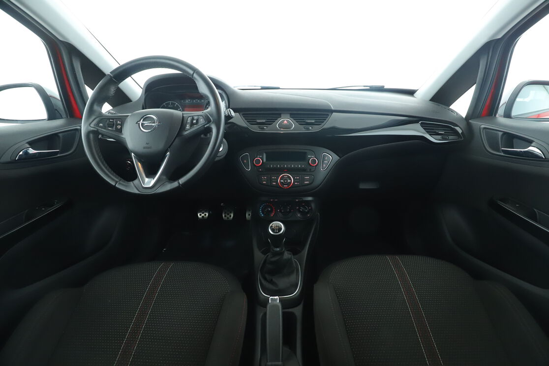 Interno anteriore dell'abitacolo, dal sedile posteriore