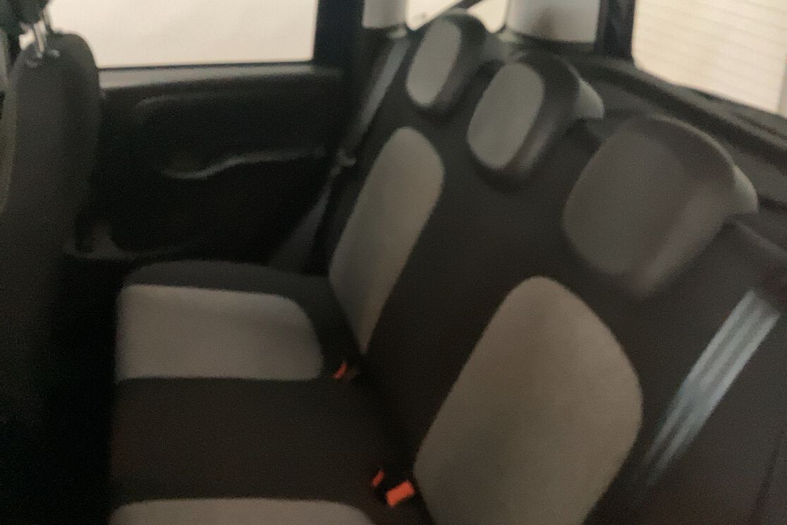 Interior asientos traseros lado del conductor