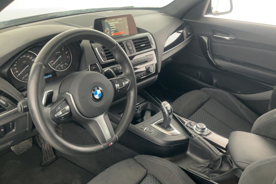 Interior frontal de la cabina desde el asiento trasero