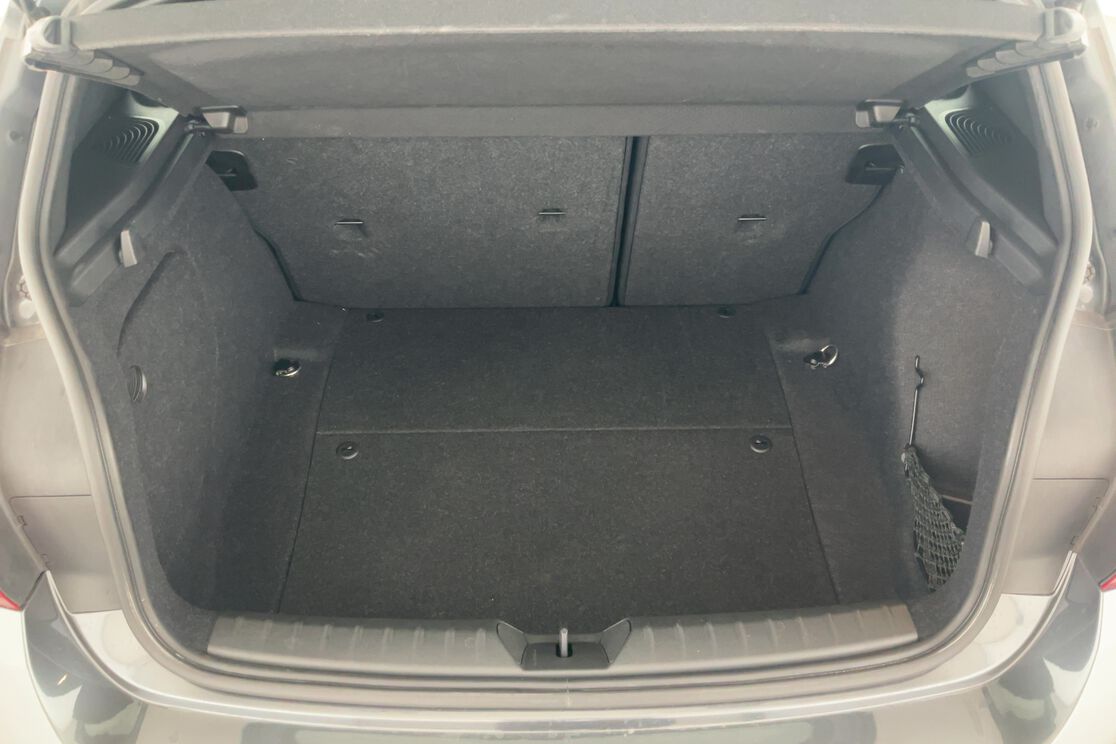 carDetails.imgAlt.interior.9