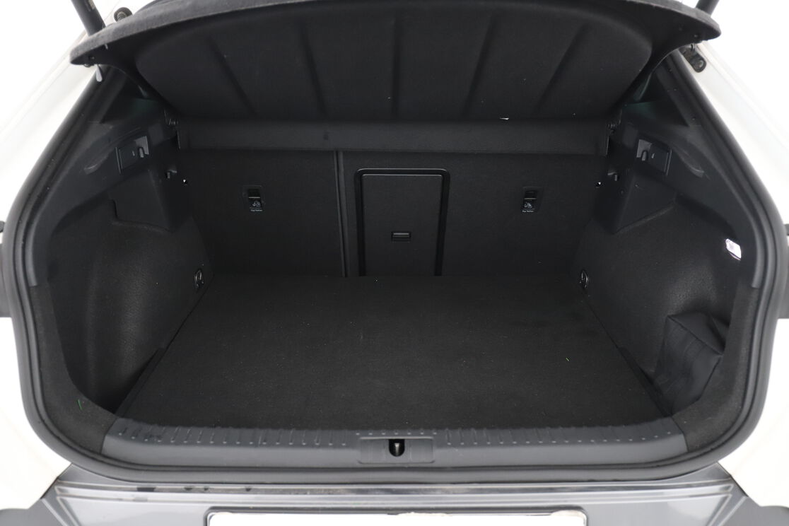 carDetails.imgAlt.interior.9