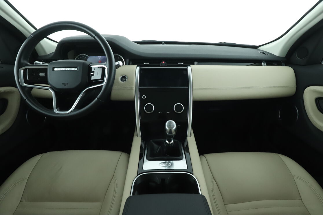 Vorderseite des Innenraums des Cockpits vom Rücksitz aus