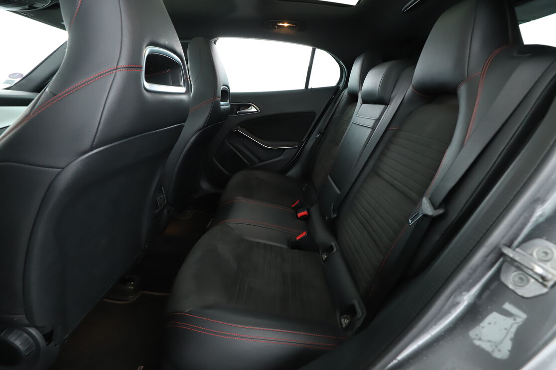 Intérieur sièges arrière depuis le côté conducteur