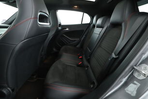 Intérieur sièges arrière depuis le côté conducteur