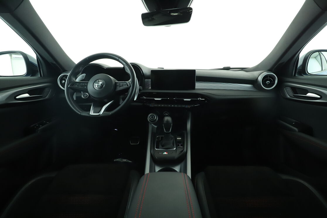 Interno anteriore dell'abitacolo, dal sedile posteriore