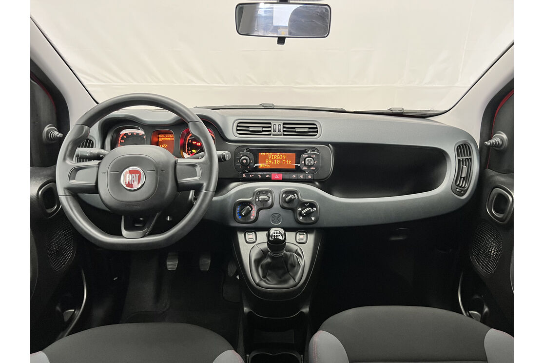 Interno anteriore dell'abitacolo, dal sedile posteriore