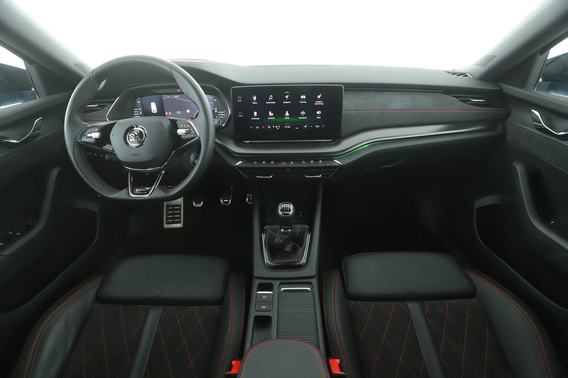 Vorderseite des Innenraums des Cockpits vom Rücksitz aus