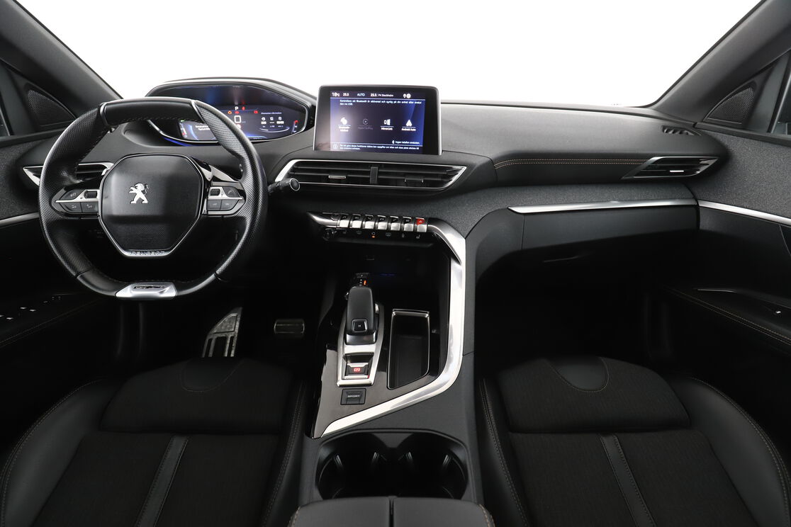 Främre interiör sett från baksätet