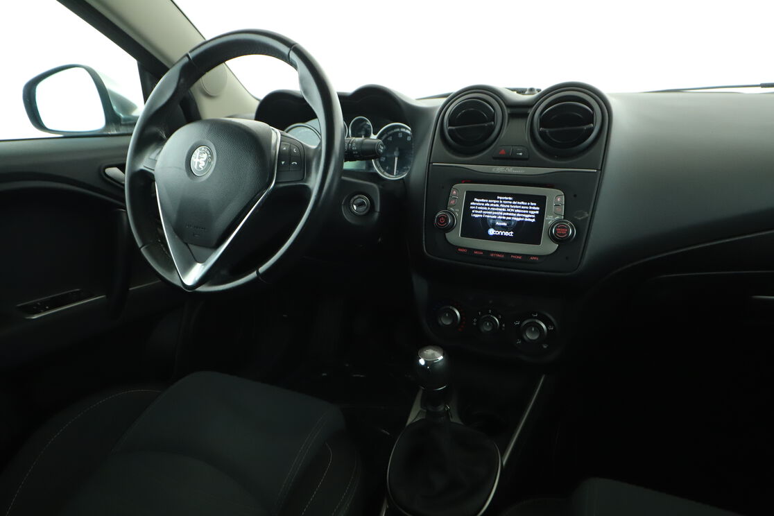 Interno lato guidatore, dal sedile posteriore