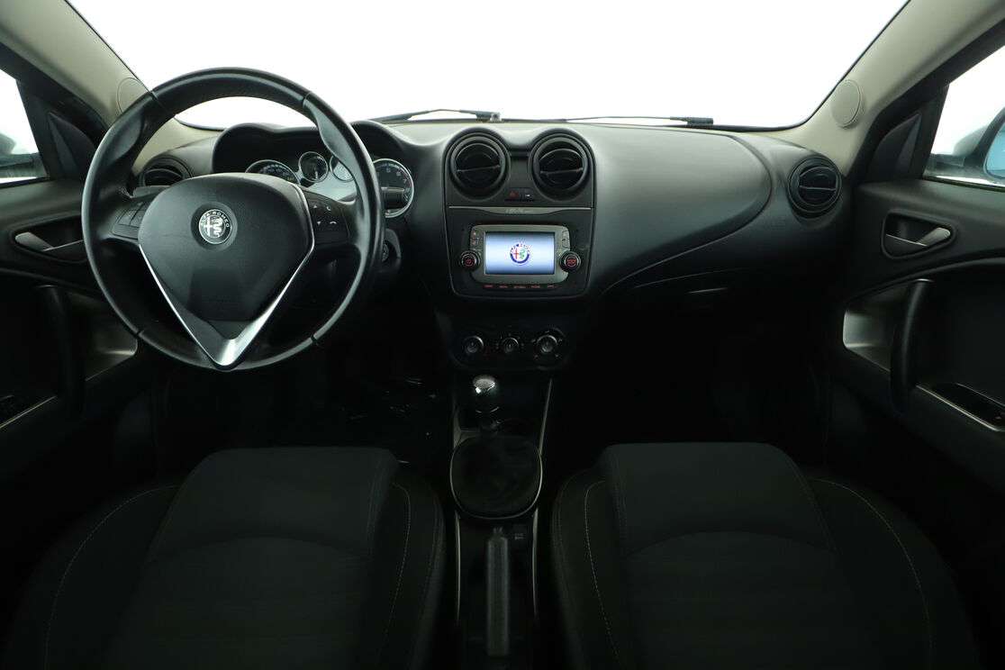 Interno anteriore dell'abitacolo, dal sedile posteriore